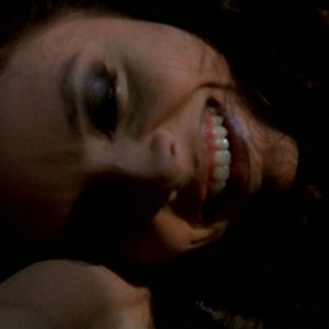 Juliet Landau in una scena dell'episodio 'Un attimo di felicità' di Buffy - L'ammazzavampiri 