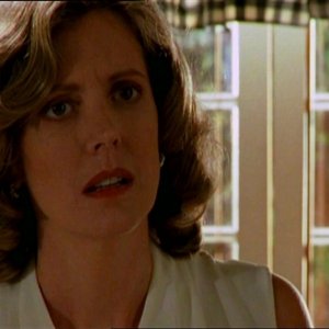 Kristine Sutherland in una scena dell'episodio 'Il fidanzato di mamma' di Buffy - L'ammazzavampiri 