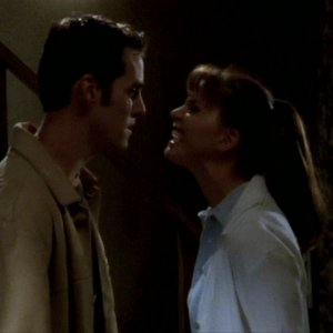 Nicholas Brendon e Charisma Carpenter in una sequenza dell'episodio 'L'unione fa la forza (2° parte)' di Buffy - L'ammazzavampiri 