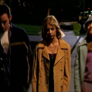 Sarah Michelle Gellar, Alyson Hannigan e Nicholas Brendon in una scena dell'episodio 'Il fidanzato di mamma' di Buffy - L'ammazzavampiri 