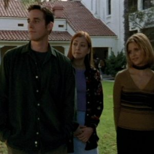 Sarah Michelle Gellar, Alyson Hannigan e Nicholas Brendon in una scena dell'episodio 'L'unione fa la forza (1° parte)' di Buffy - L'ammazzavampiri 
