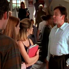 Sarah Michelle Gellar, Alyson Hannigan, Nicholas Brendon e John Ritter in una scena dell'episodio 'Il fidanzato di mamma' di Buffy - L'ammazzavampiri 