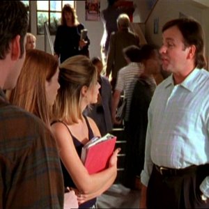 Sarah Michelle Gellar, Alyson Hannigan, Nicholas Brendon e John Ritter in una scena dell'episodio 'Il fidanzato di mamma' di Buffy - L'ammazzavampiri 