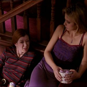 Sarah Michelle Gellar e Alyson Hannigan in una scena dell'episodio 'Uova cattive' di Buffy - L'ammazzavampiri 
