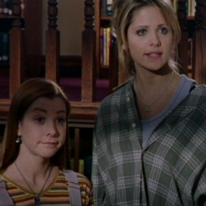 Sarah Michelle Gellar e Alyson Hannigan in una sequenza dell'episodio 'L'unione fa la forza (2° parte)' di Buffy - L'ammazzavampiri 