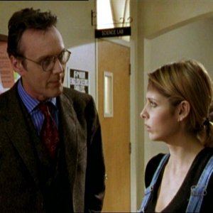 Sarah Michelle Gellar e Anthony Head in una scena dell'episodio 'Il fidanzato di mamma' di Buffy - L'ammazzavampiri 