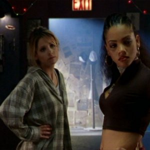 Sarah Michelle Gellar e Bianca Lawson in una scena dell'episodio 'L'unione fa la forza (2° parte)' di Buffy - L'ammazzavampiri 