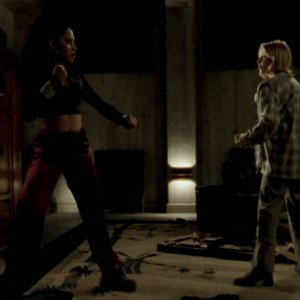 Sarah Michelle Gellar e Bianca Lawson in una sequenza dell'episodio 'L'unione fa la forza (2° parte)' di Buffy - L'ammazzavampiri 