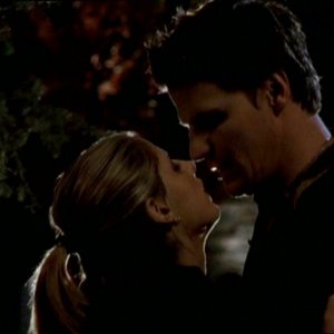 Sarah Michelle Gellar e David Boreanaz in una scena dell'episodio 'Uova cattive' di Buffy - L'ammazzavampiri 