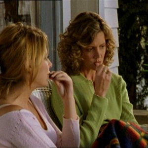 Sarah Michelle Gellar e Kristine Sutherland in una scena dell'episodio 'Il fidanzato di mamma' di Buffy - L'ammazzavampiri 