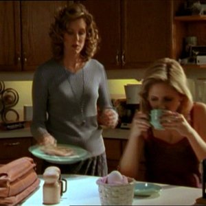 Sarah Michelle Gellar e Kristine Sutherland in una scena dell'episodio 'Uova cattive' di Buffy - L'ammazzavampiri 