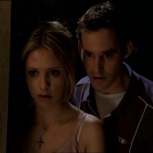 Sarah Michelle Gellar e Nicholas Brendon in una scena dell'episodio 'Uova cattive' di Buffy - L'ammazzavampiri 