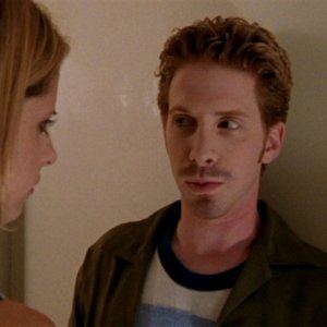 Sarah Michelle Gellar e Seth Green in una scena dell'episodio 'L'unione fa la forza (1° parte)' di Buffy - L'ammazzavampiri 