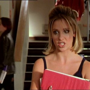 Sarah Michelle Gellar in una scena dell'episodio 'Il fidanzato di mamma' di Buffy - L'ammazzavampiri 