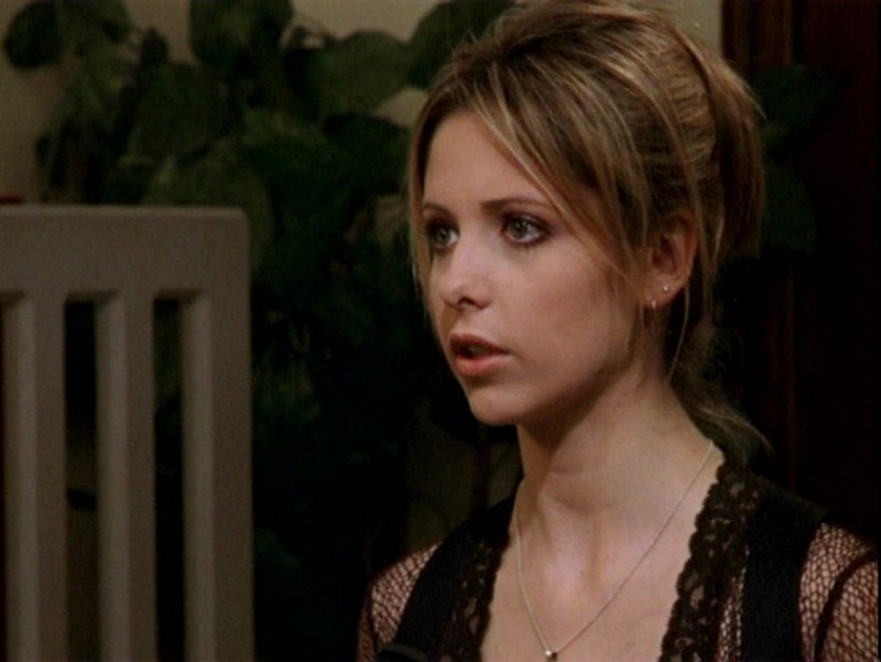 Sarah Michelle Gellar in una sequenza di Buffy l'ammazzavampiri