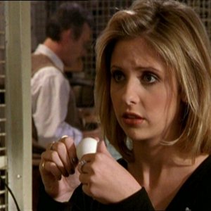 Sarah Michelle Gellar in una scena dell'episodio 'Uova cattive' di Buffy - L'ammazzavampiri 