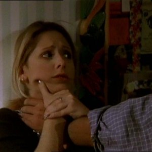 Sarah Michelle Gellar in una sequenza dell'episodio 'Il fidanzato di mamma' di Buffy - L'ammazzavampiri 