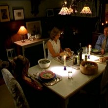 Sarah Michelle Gellar, John Ritter e Kristine Sutherland in una scena dell'episodio 'Il fidanzato di mamma' di Buffy - L'ammazzavampiri 