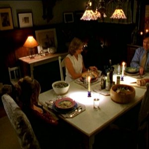 Sarah Michelle Gellar, John Ritter e Kristine Sutherland in una scena dell'episodio 'Il fidanzato di mamma' di Buffy - L'ammazzavampiri 