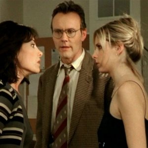 Sarah Michelle Gellar, Robia LaMorte e Anthony Head in una scena dell'episodio 'Un attimo di felicità' di Buffy - L'ammazzavampiri 