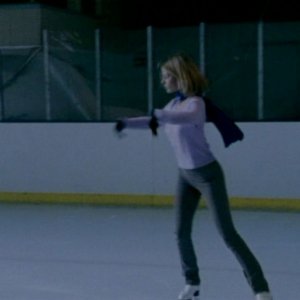 Sarah Michelle Gellar sui pattini in una scena dell'episodio 'L'unione fa la forza (1° parte)' di Buffy - L'ammazzavampiri 