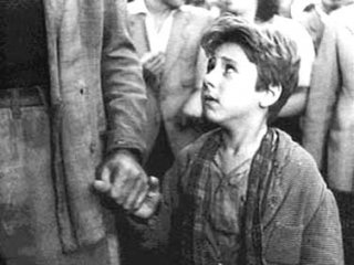 Una scena del film Ladri di biciclette