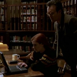 Alyson Hannigan e Anthony Head in una sequenza dell'episodio 'Il mostro' di Buffy - L'ammazzavampiri 
