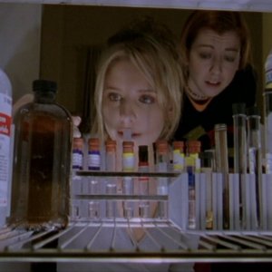 Alyson Hannigan e Sarah Michelle Gellar in una sequenza dell'episodio 'Il mostro' di Buffy - L'ammazzavampiri 