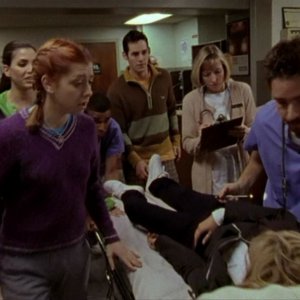 Alyson Hannigan, Nicholas Brendon, Charisma Carpenter e Sarah Michelle Gellar in una scena dell'episodio 'Il mostro' di Buffy - L'ammazzavampiri 