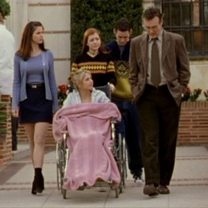 Alyson Hannigan, Nicholas Brendon, Charisma Carpenter, Sarah Michelle Gellar e Anthony Head in una sequenza dell'episodio 'Il mostro' di Buffy - L'ammazzavampiri 