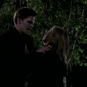 David Boreananz e Sarah Michelle Gellar in una scena dell'episodio 'Il mostro' di Buffy - L'ammazzavampiri 