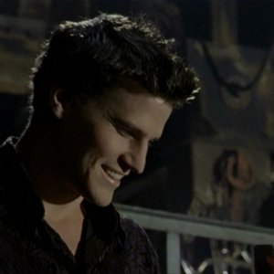 David Boreanaz in una scena dell'episodio 'Caccia all'uomo' di Buffy - L'ammazzavampiri 