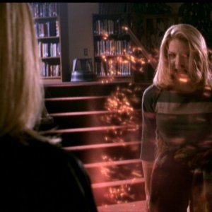 Elizabeth Anne Allen in azione in una scena dell'episodio 'Caccia all'uomo' di Buffy - L'ammazzavampiri 