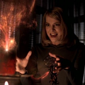 Elizabeth Anne Allen in una scena dell'episodio 'Caccia all'uomo' di Buffy - L'ammazzavampiri 