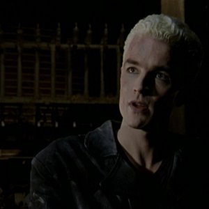 James Marsters in una scena dell'episodio 'Caccia all'uomo' di Buffy - L'ammazzavampiri 