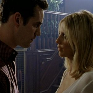 Nicholas Brendon ammalia Sarah Michelle Gellar in una scena dell'episodio 'Caccia all'uomo' di Buffy - L'ammazzavampiri 