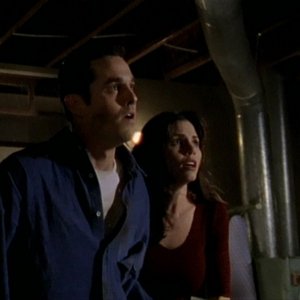 Nicholas Brendon e Charisma Carpenter  in una scena dell'episodio 'Caccia all'uomo' di Buffy - L'ammazzavampiri 