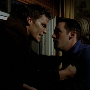Nicholas Brendon e David Boreanaz in una sequenza dell'episodio 'Caccia all'uomo' di Buffy - L'ammazzavampiri 
