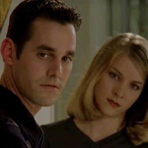 Nicholas Brendon e Elizabeth Anne Allen in una scena dell'episodio 'Caccia all'uomo' di Buffy - L'ammazzavampiri 