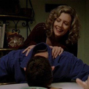 Nicholas Brendon e Kristine Sutherland in una sequenza dell'episodio 'Caccia all'uomo' di Buffy - L'ammazzavampiri 