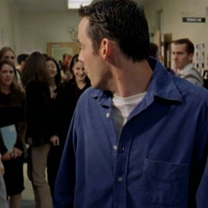 Nicholas Brendon inizia a preoccuparsi in una scena dell'episodio 'Caccia all'uomo' di Buffy - L'ammazzavampiri 