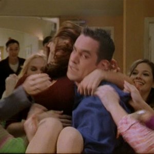 Nicholas Brendon porta in salvo Charisma Carpenter  in una scena dell'episodio 'Caccia all'uomo' di Buffy - L'ammazzavampiri 