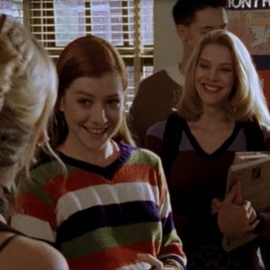 Sarah Michelle Gellar, Alyson Hannigan e Elizabeth Anne Allen in una scena dell'episodio 'Caccia all'uomo' di Buffy - L'ammazzavampiri 