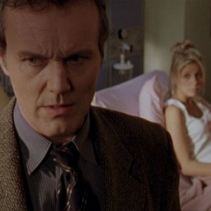 Sarah Michelle Gellar e Anthony Head in una sequenza dell'episodio 'Il mostro' di Buffy - L'ammazzavampiri 