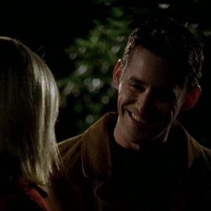 Sarah Michelle Gellar e Nicholas Brendon in una scena dell'episodio 'Caccia all'uomo' di Buffy - L'ammazzavampiri 
