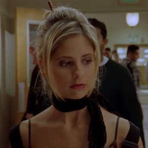 Sarah Michelle Gellar in una scena dell'episodio 'Caccia all'uomo' di Buffy - L'ammazzavampiri 