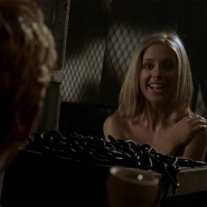 Sarah Michelle Gellar in una situazione imbarazzante nell'episodio 'Caccia all'uomo' di Buffy - L'ammazzavampiri 