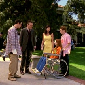 Alyson Hannigan, Seth Green, Charisma Carpenter, Anthony Head e Nicholas Brendon in una scena dell'episodio 'L'inizio della storia (2ª parte)' di Buffy - L'ammazzavampiri 