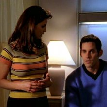 Charisma Carpenter e Nicholas Brendon in una scena dell'episodio 'L'inizio della storia (2ª parte)' di Buffy - L'ammazzavampiri 