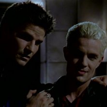 David Boreanaz e James Marsters in una sequenza dell'episodio 'L'inizio della storia (2ª parte)' della seconda stagione di Buffy - L'ammazzavampiri 